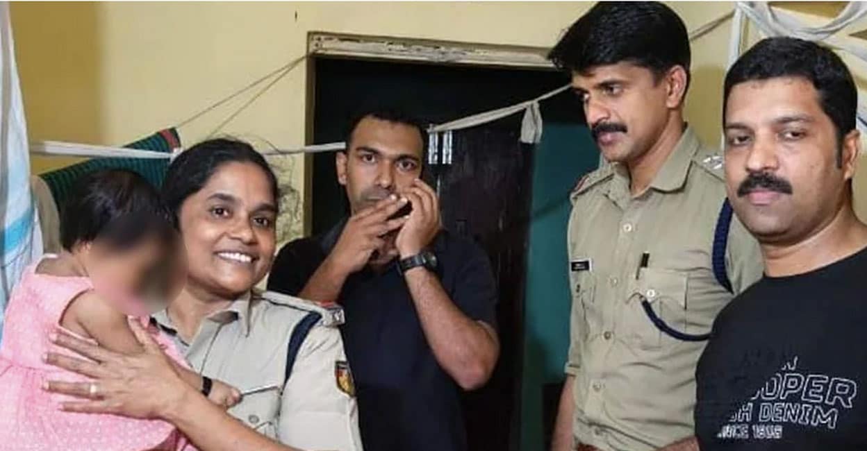 ആത്മഹത്യയ്ക്കു ശ്രമിച്ച സ്ത്രീയുടെ കുട്ടിയുമായി പൊലീസ് സംഘം