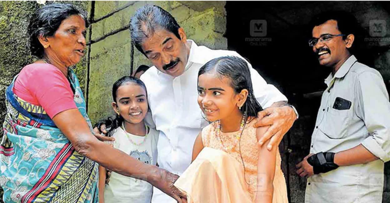 എൽഇഡി ബൾബ് നിർമിച്ച് കുടുംബം പുലർത്തുന്ന ഗൗരിയെയും ശരണ്യയെയും കാണാൻ കെ.സി.വേണുഗോപാൽ എത്തിയപ്പോൾ. മുത്തശ്ശി സുശീല, അച്ഛൻ വി.ജി.ഗവേഷ് എന്നിവർ സമീപം. ചിത്രം: മനോരമ.