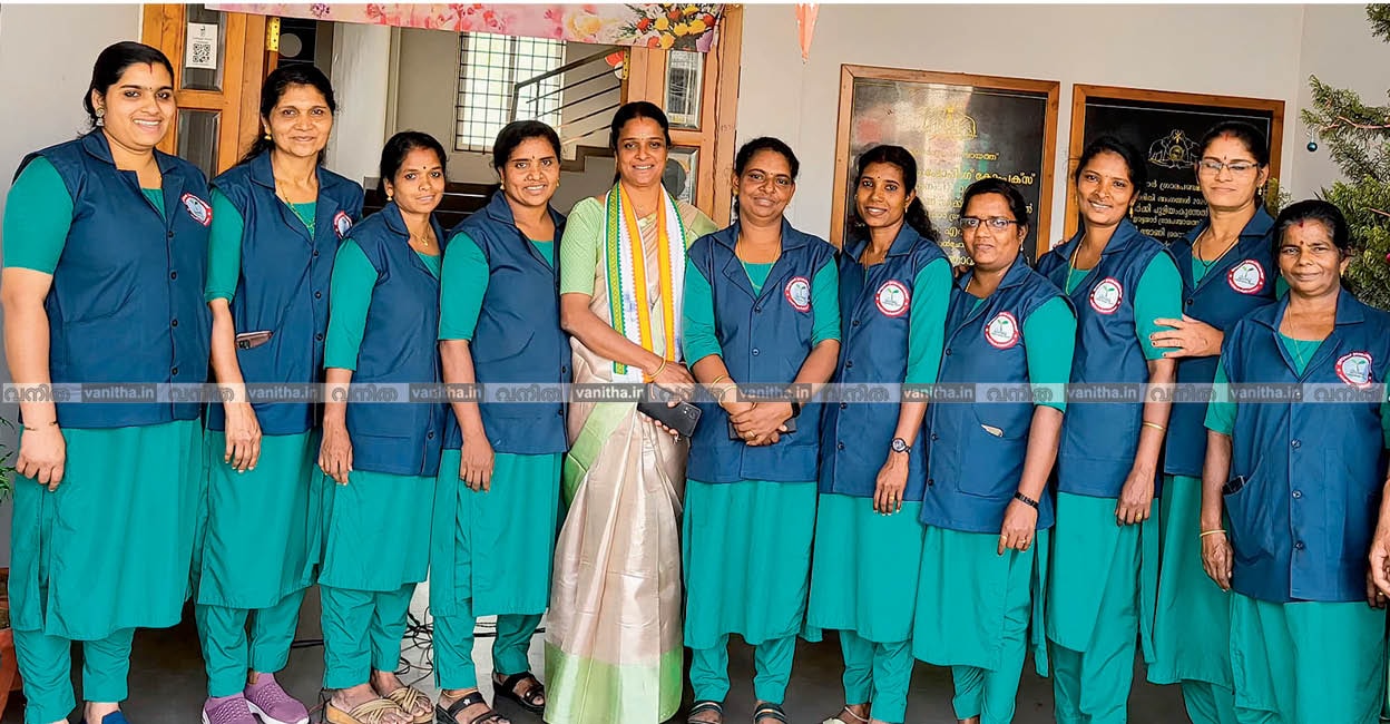 പഞ്ചായത്ത് പ്രസിഡന്റ് കെ.എ. രജനി ഹരികർമസേന അംഗങ്ങൾക്കൊപ്പം