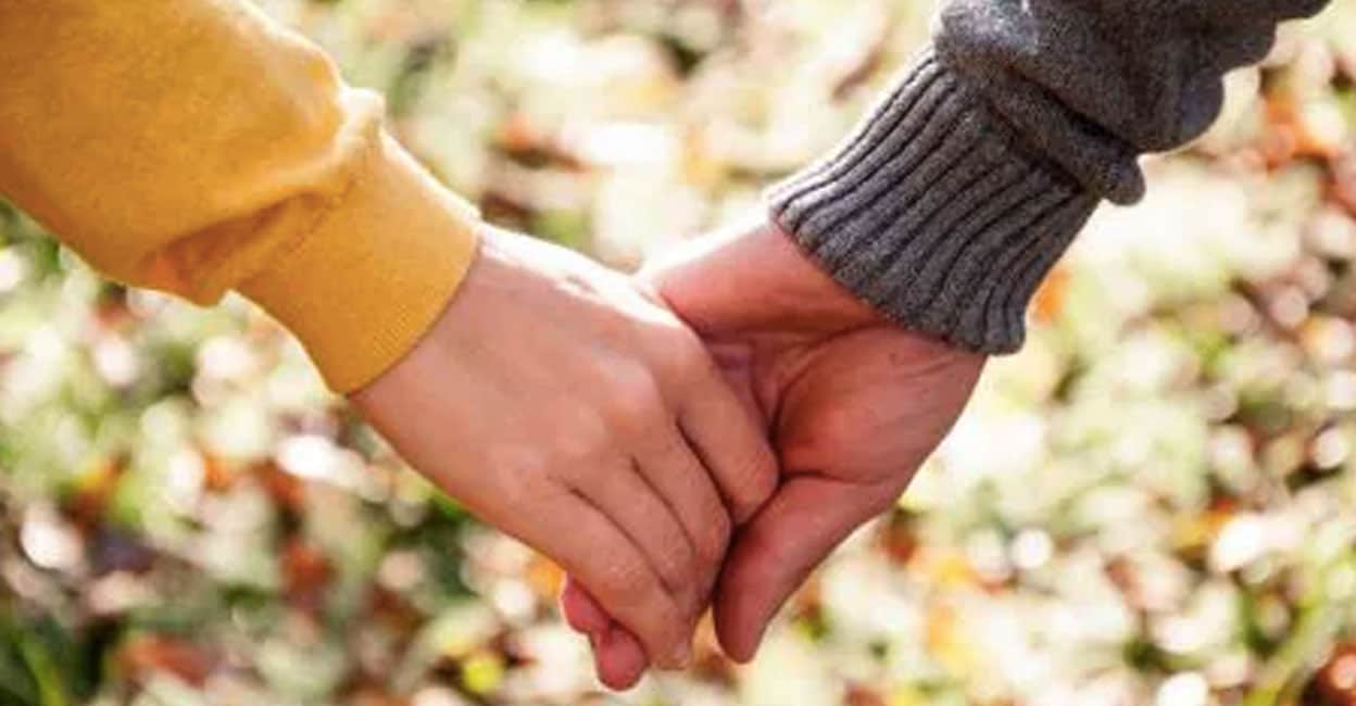 couple-hands
