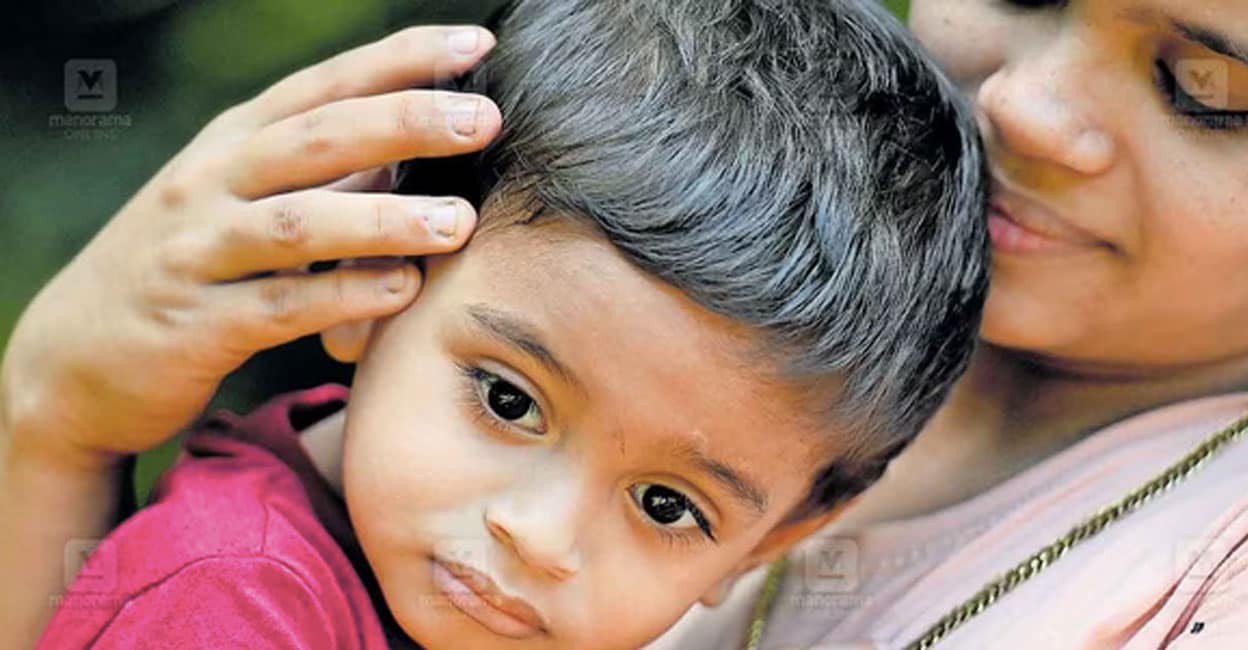 രണ്ടു വയസ്സുകാരൻ ആയുഷ് അമ്മ കാവ്യയ്‌ക്കൊപ്പം. ആയുഷിന്റെ 5 മീറ്റർ അടുത്തായാണ് പുലിയുണ്ടായിരുന്നത്. ചിത്രം: മനോരമ 