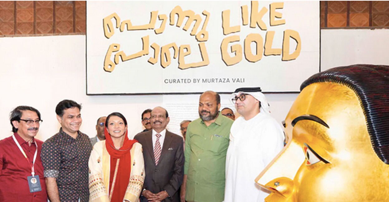 കൊച്ചി ബിനാലെയുടെ ഭാ​ഗമായി ഷഫീന യൂസഫലിയുടെ നേതൃത്വത്തിൽ ഫോർട്ട് കൊച്ചിയിൽ ആരംഭിച്ച ‘പൊന്നുപോലെ’ ആർട്ട്സ് എക്സിബിഷൻ യുഎഇ എംബസി പ്രതിനിധി മജീദ് എം. നെഖൈലാവി ഉദ്ഘാടനം ചെയ്യുന്നു. ലുലു ഗ്രൂപ്പ് ചെയർമാൻ എം.എ.യൂസഫലി, വ്യവസായ മന്ത്രി പി.രാജീവ്, ഹൈബി ഈഡൻ എംപി, കൊച്ചി ബിനാലെ ഫൗണ്ടേഷൻ ചെയർമാൻ വി.വേണു, ബിനാലെ പ്രസിഡന്റ് ബോസ്കൃഷ്ണാചാരി, ലുലു ഫിനാൻഷ്യൽസ് ഹോൾഡിങ്ങിസ് മാനേജിങ് ഡയറക്ടർ അദീബ് അഹമ്മദ്, ഷഫീന യൂസഫലി തുടങ്ങിയവർ സമീപം. 