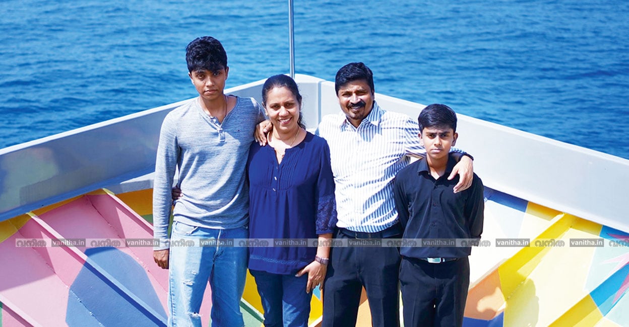 cruise-ships നിഷിജിത്ത് കെ. ജോൺ ഭാര്യ ജെൻസിക്കും മക്കൾ നീരജിനും നിജിലിനുമൊപ്പം